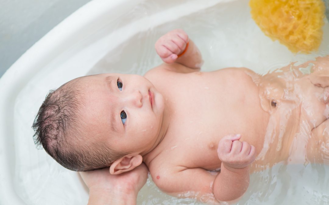 Bath-time Routine:  Memandikan Bayi yang Memiliki Biang Keringat